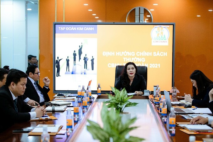 Bà Đặng Thị Kim Oanh - Chủ tịch HĐQT Kim Oanh Group (ngồi giữa) chia sẻ về chiến lược phát triển của công ty.